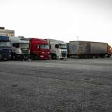 La banchina per il resto � occupata da un enorme parcheggio dove sono posizionati le centinaia di tir che ogni giorno si imbarcano sulle navi. Siamo infatti davanti alla prima �colmata� di Marisabella, realizzata tra il 1990 e il 1996
